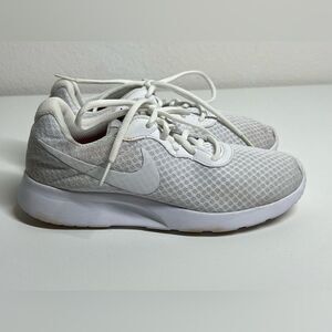Nike Womens Sz 7 White Tanjun 812655-110 Lace Up Athletic Running Jogging Shoes